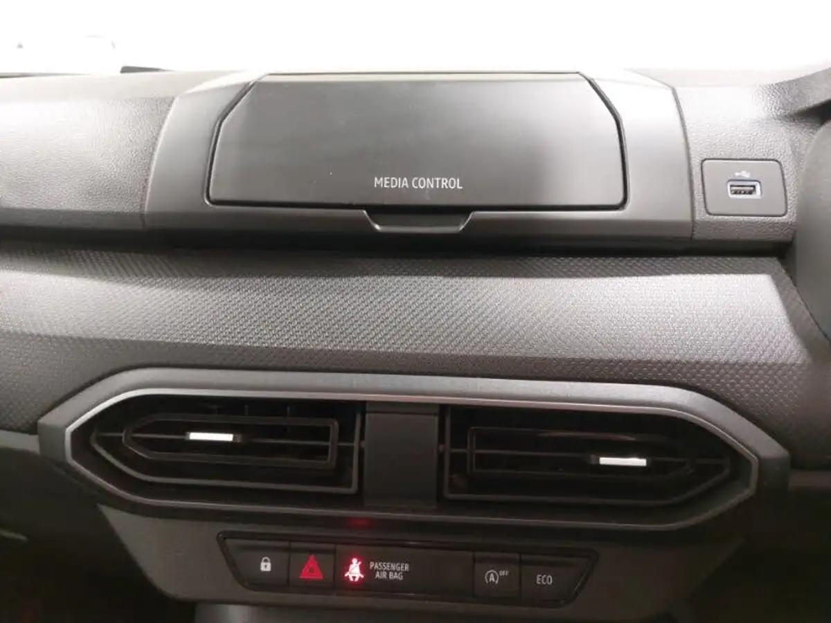2023-dacia-sandero-10-tce-essential-90bhp-big-18