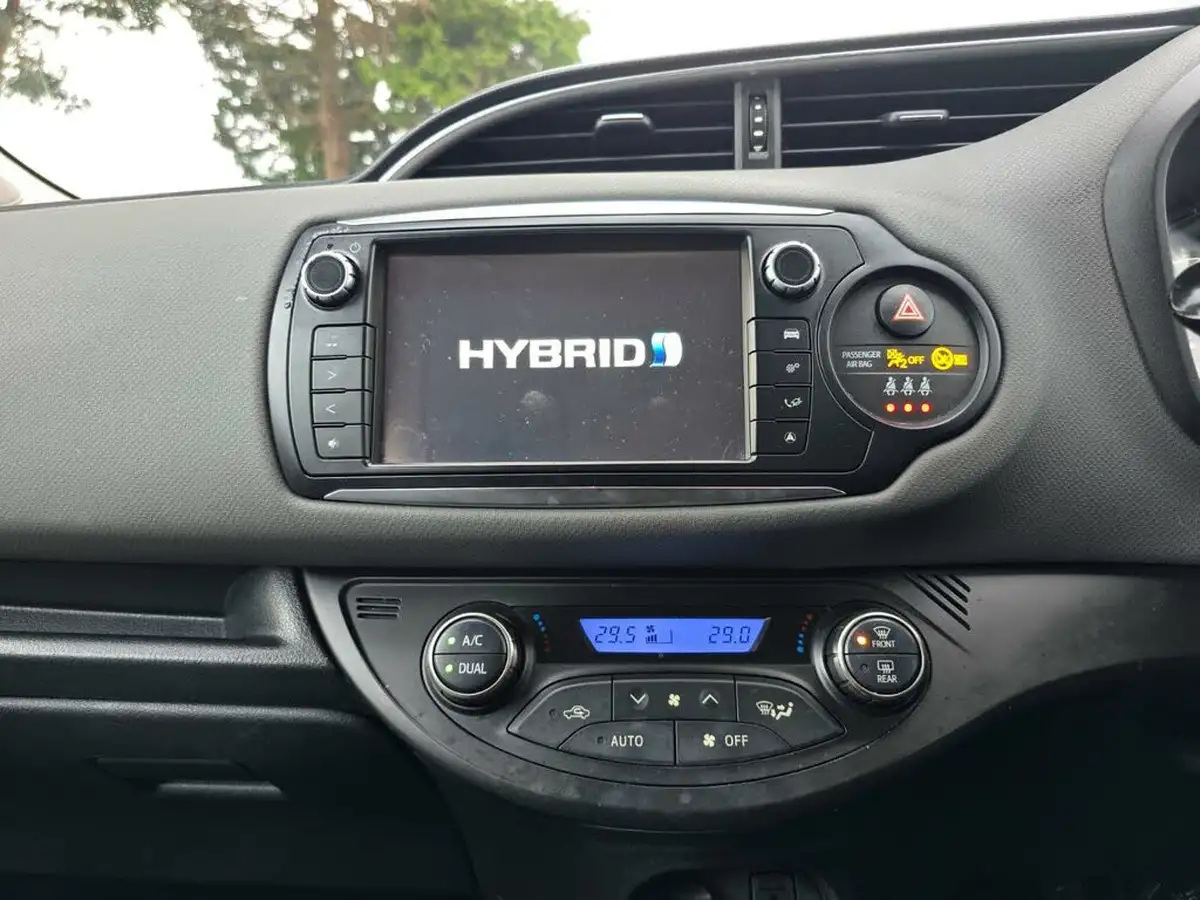 2015-toyota-yaris-15-vvt-i-icon-hybrid-big-42