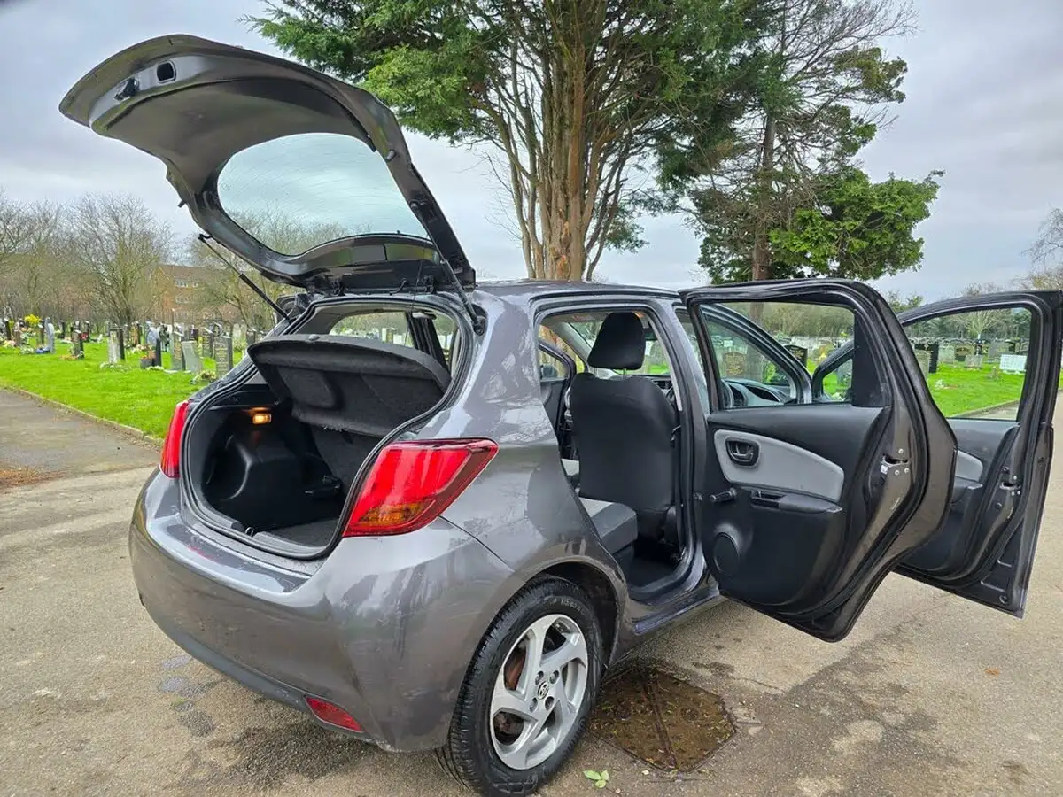 2015-toyota-yaris-15-vvt-i-icon-hybrid-big-18