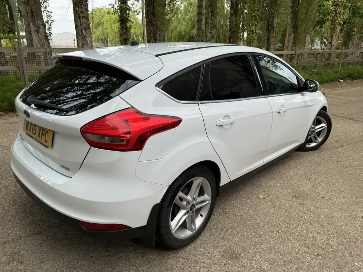 2015-ford-focus-10-zetec-t-125ps-hatchback-big-19