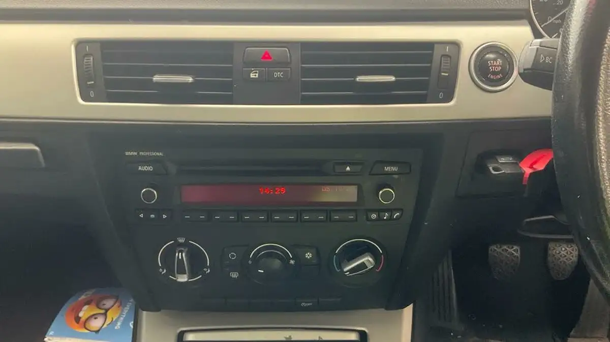 2010-bmw-3-series-20-318i-es-saloon-4d-big-10