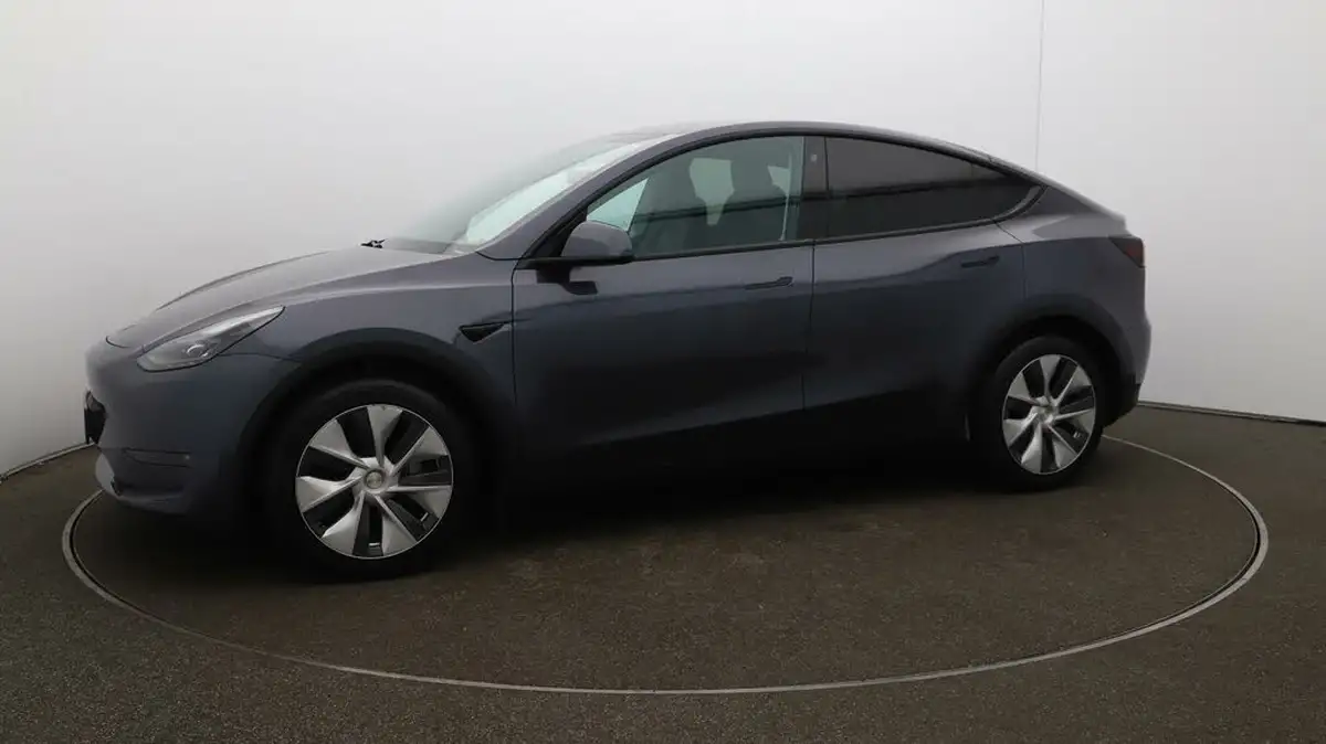 2022-tesla-model-y-e-long-range-big-64