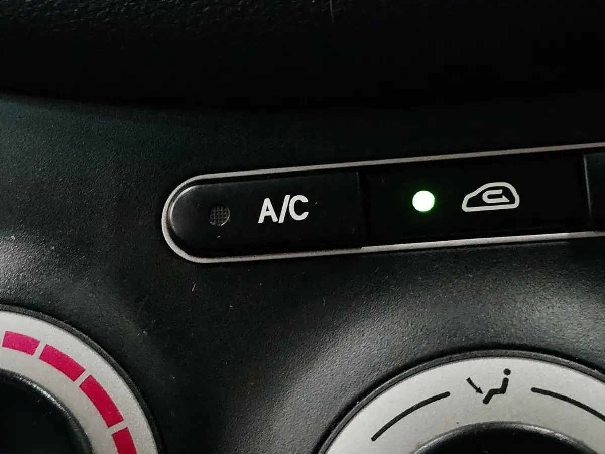 2010-hyundai-i10-12-classic-big-42