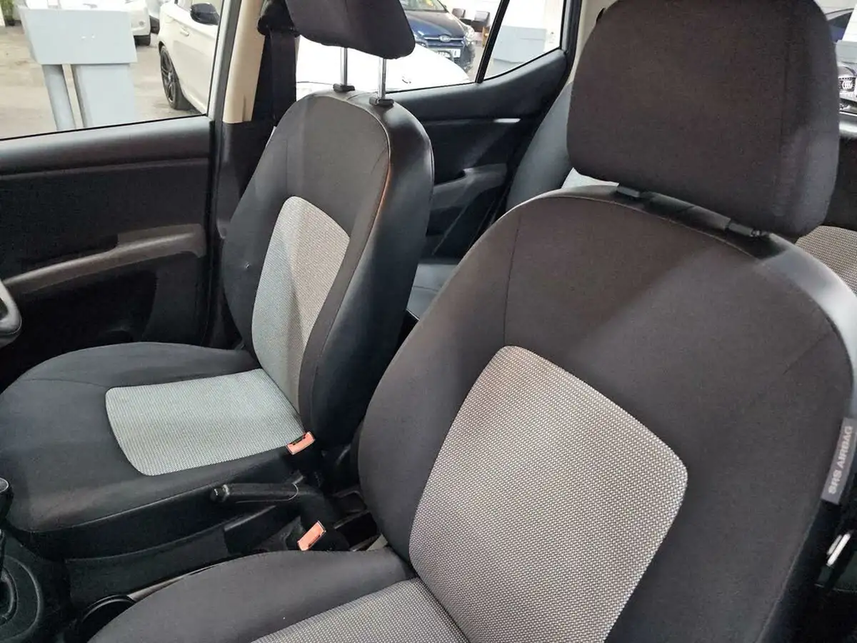2010-hyundai-i10-12-classic-big-18