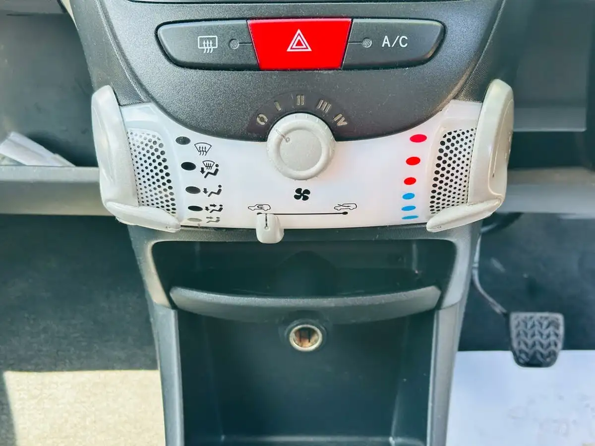2012-toyota-aygo-10-aygo-fire-5d-big-47