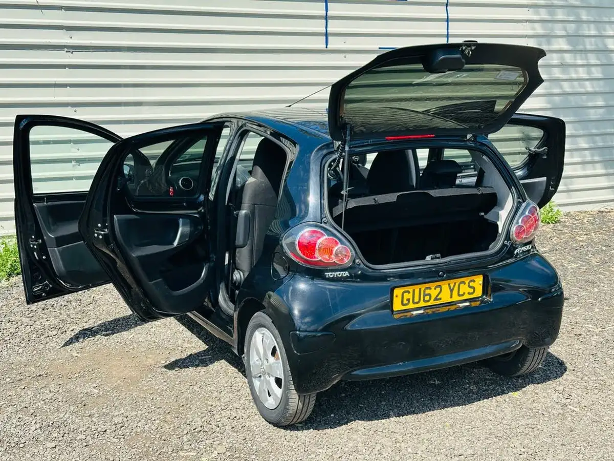 2012-toyota-aygo-10-aygo-fire-5d-big-23