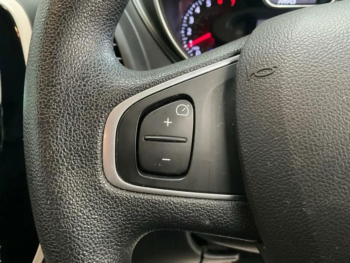 2019-renault-captur-09-tce-play-big-37