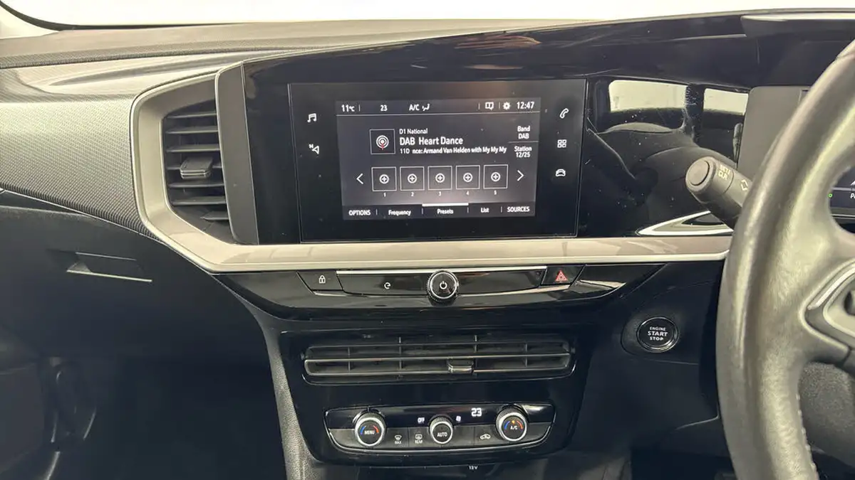 2021-vauxhall-mokka-e-se-premium-big-11