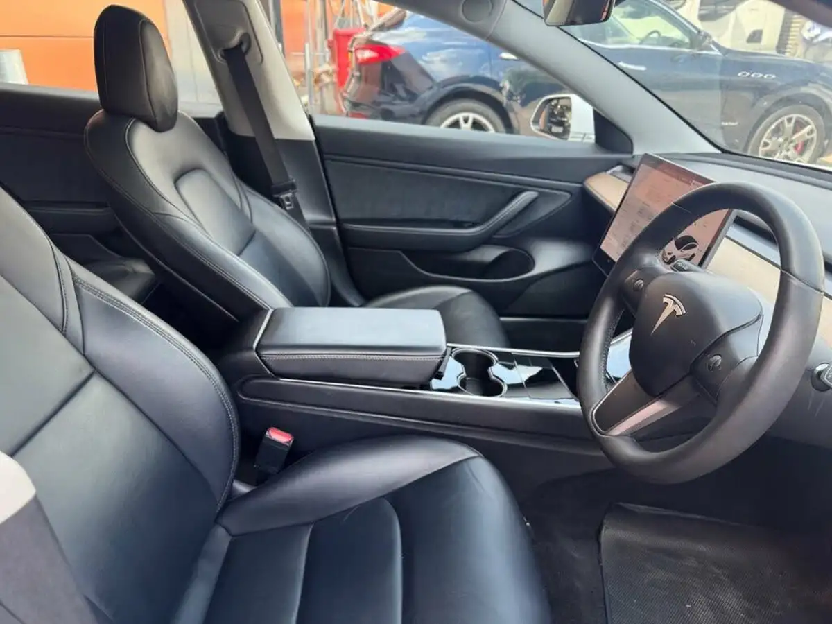 2020-tesla-model-3-e-performance-big-23