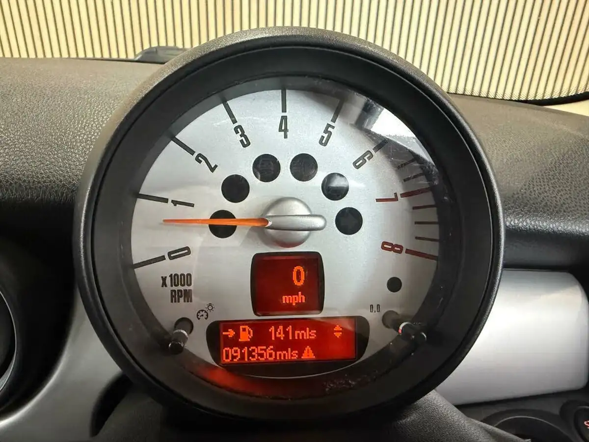 2011-mini-cooper-16-one-98bhp-hatchback-3d-big-9