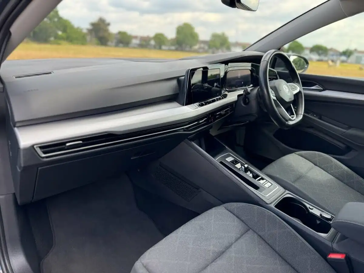 2022-volkswagen-golf-10-etsi-life-hatchback-big-7