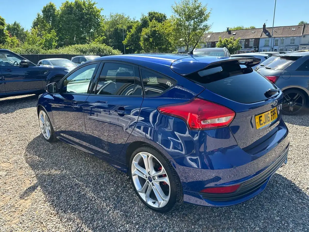 2016-ford-focus-20tdci-st2-hatchback-big-4