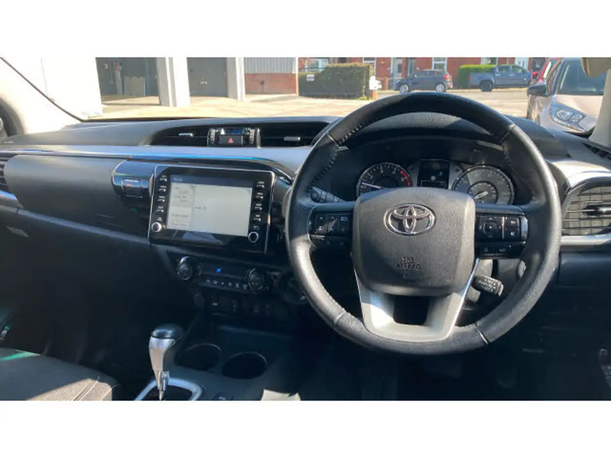 2023-toyota-hi-lux-28d-4d-invincible-2754cc-auto-big-9
