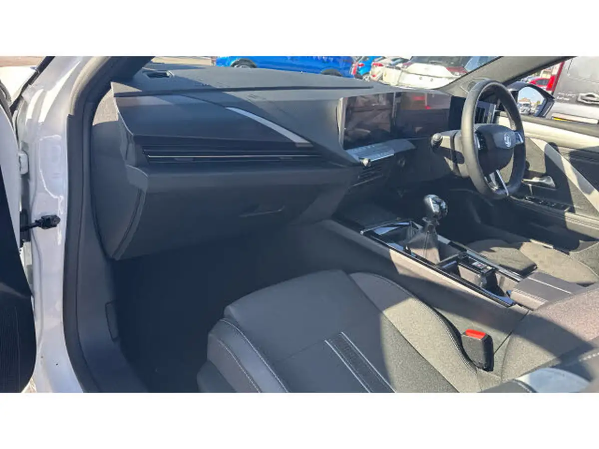 2024-vauxhall-astra-12-turbo-gs-130ps-sport-tourer-big-8
