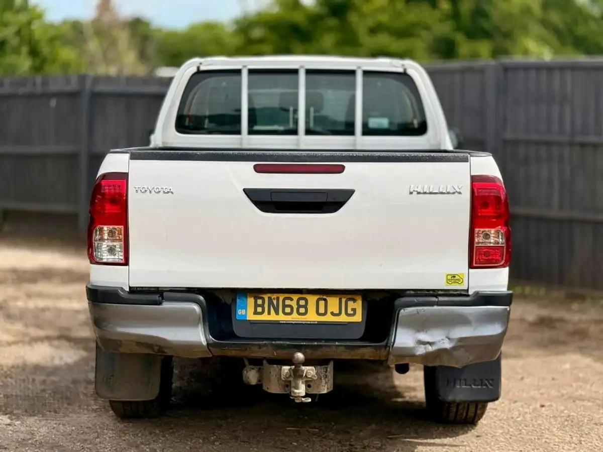 2018-toyota-hi-lux-24d-4d-active-150hpeu6-32t-double-pick-up-big-8