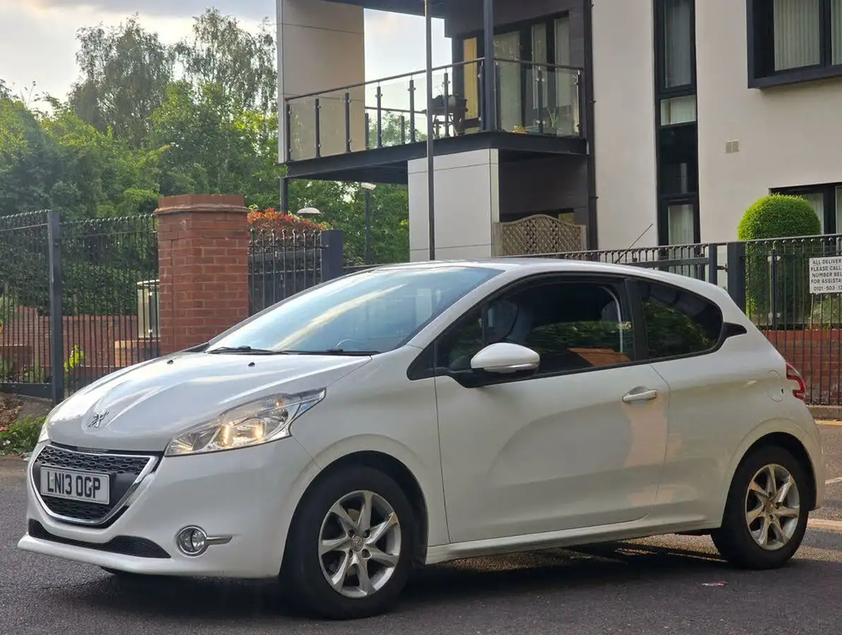 2013-peugeot-208-12-active-3d-big-39