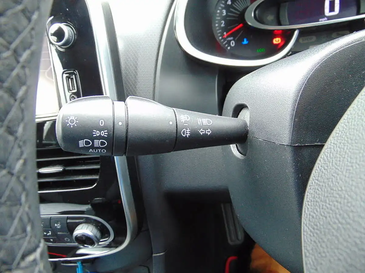 2016-renault-clio-09-tce-dynamique-s-nav-big-32