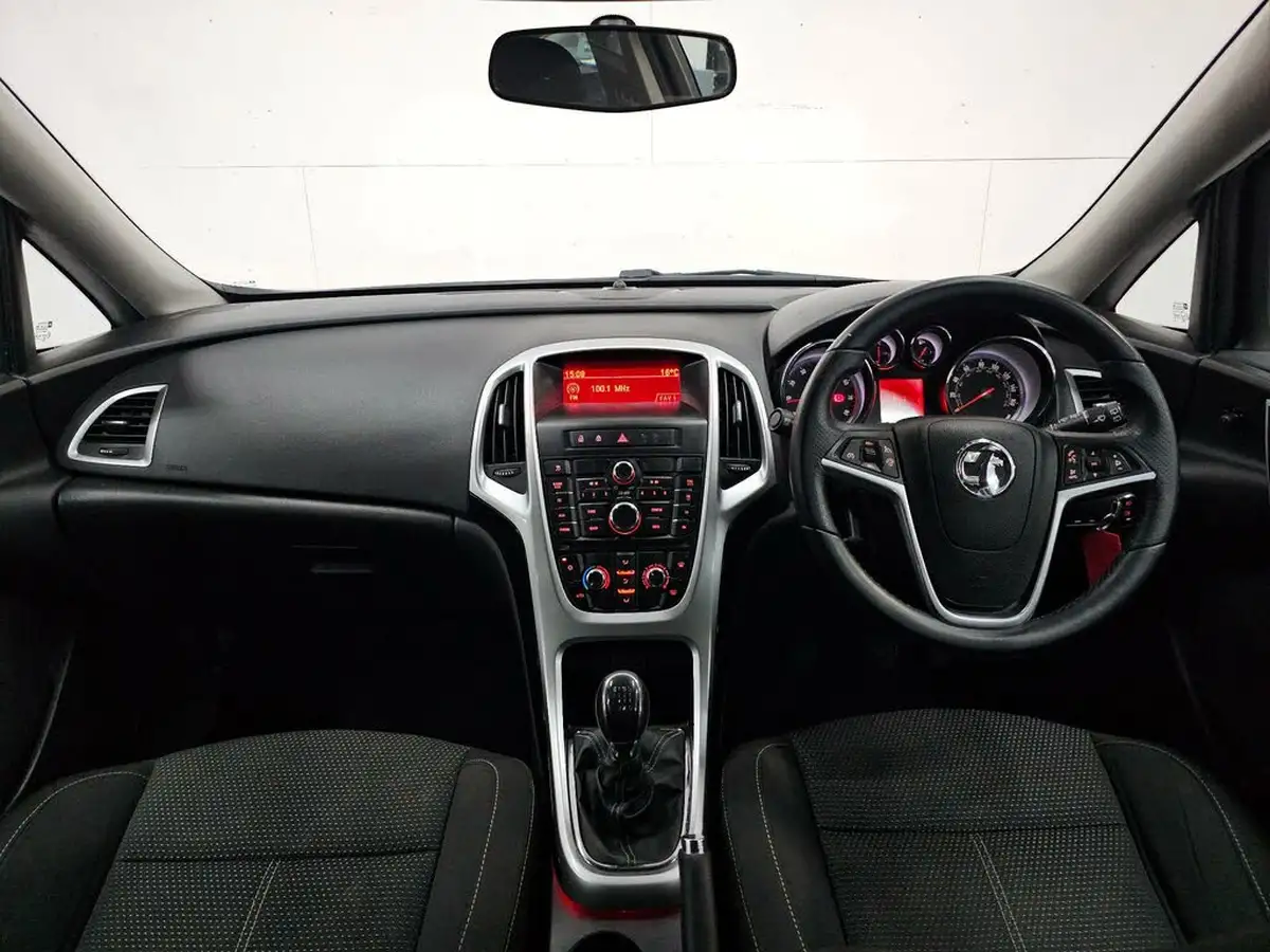 2013-vauxhall-astra-14-sri-turbo-140ps-1364cc-big-1