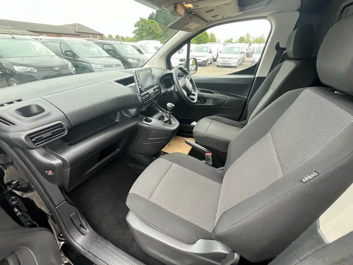 2022-toyota-proace-city-15d-active-big-25