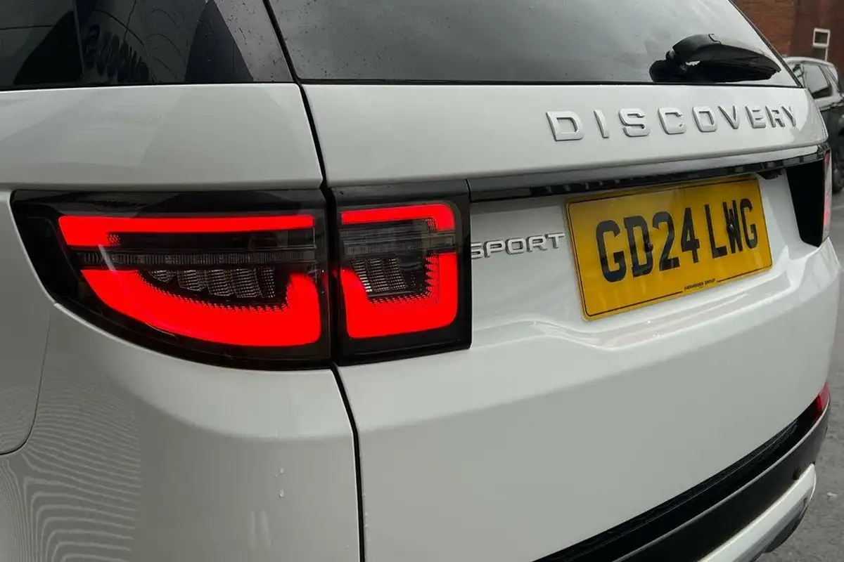 2024-land-rover-discovery-sport-15-p300e-s-big-32