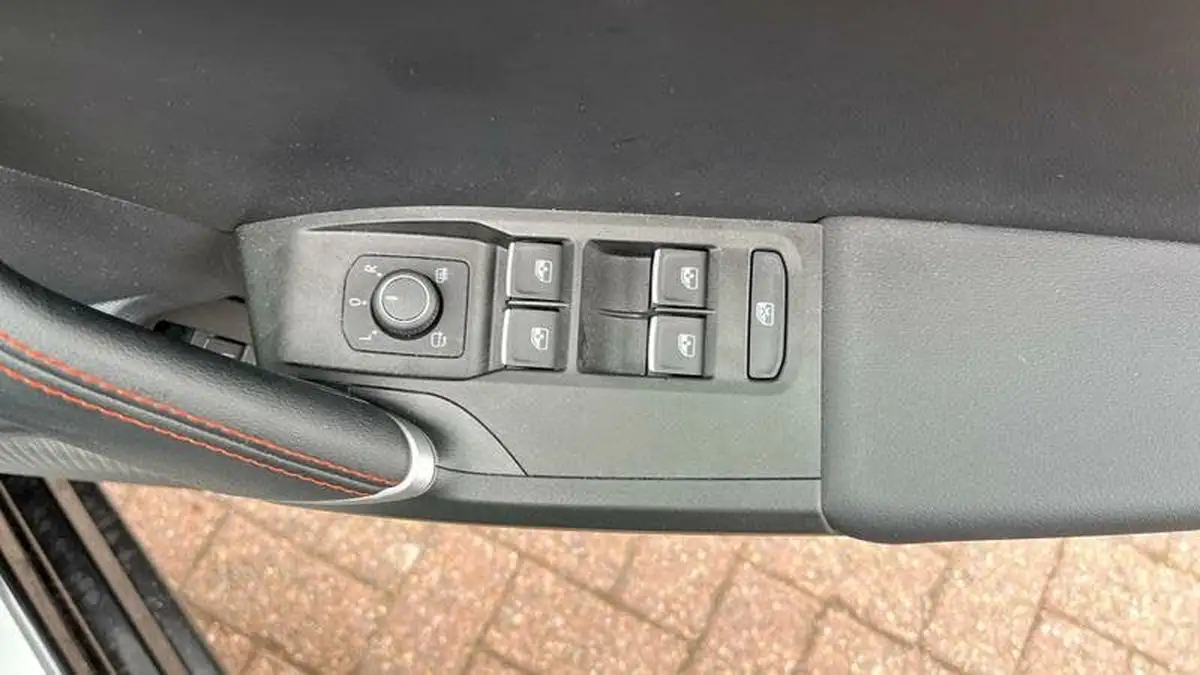 2024-seat-leon-14-e-hybrid-fr-sport-estate-big-24