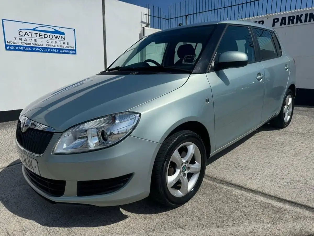 2011-skoda-fabia-12-se-plus-12v-70bhp-plus-hatchback-1198cc-big-0