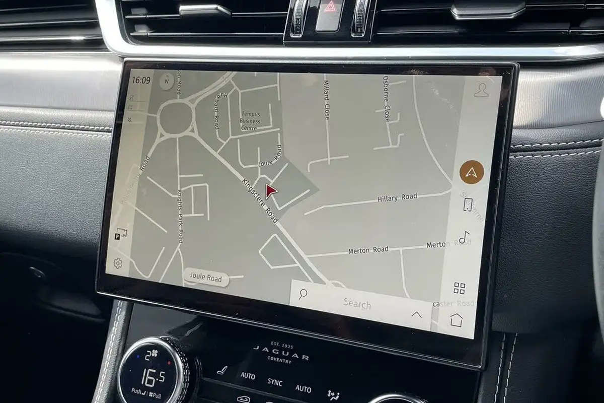 2021-jaguar-f-pace-20-d200-r-dynamic-s-mhev-big-28