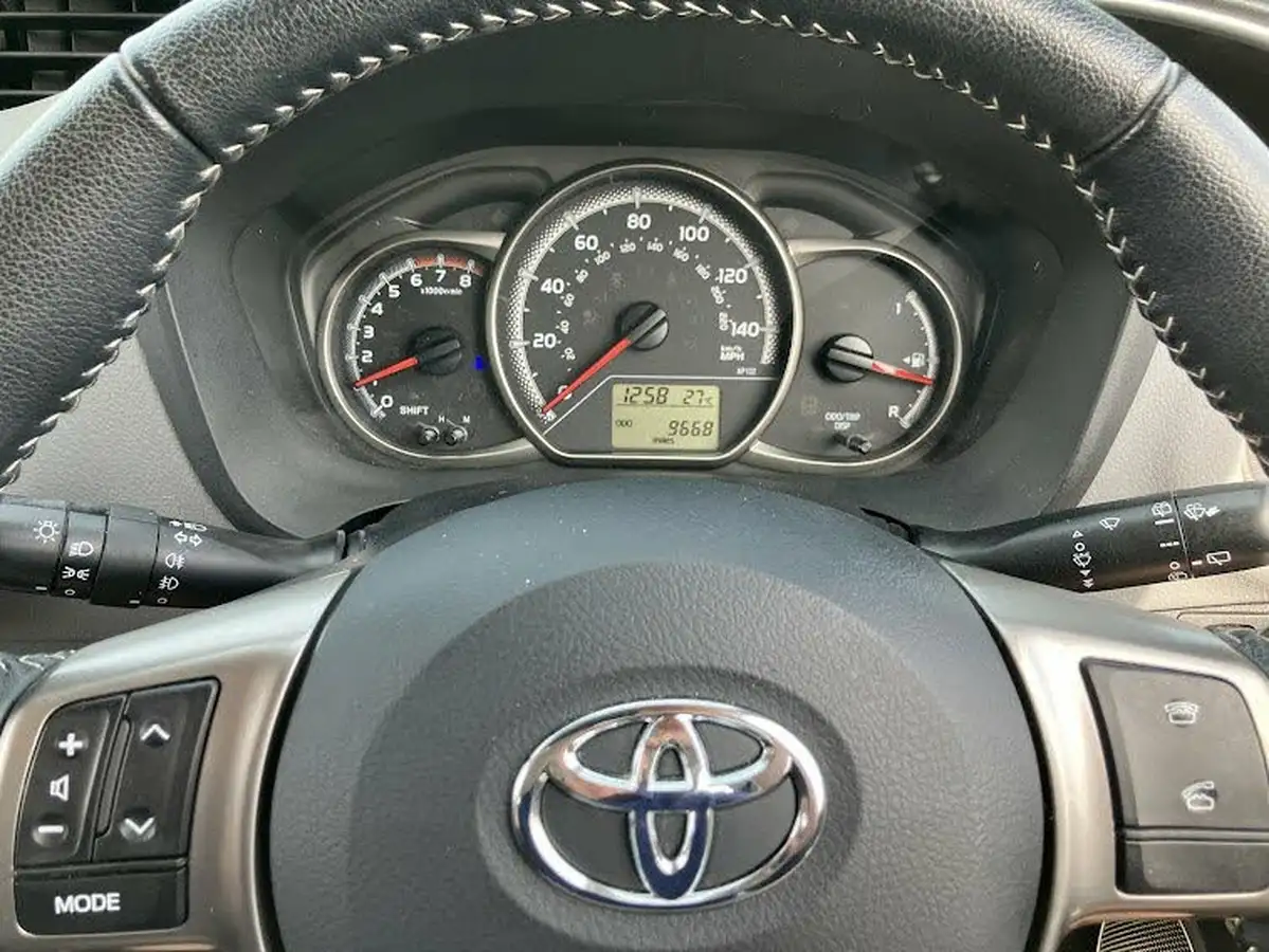 2015-toyota-yaris-133-icon-vvt-i-5d-big-15