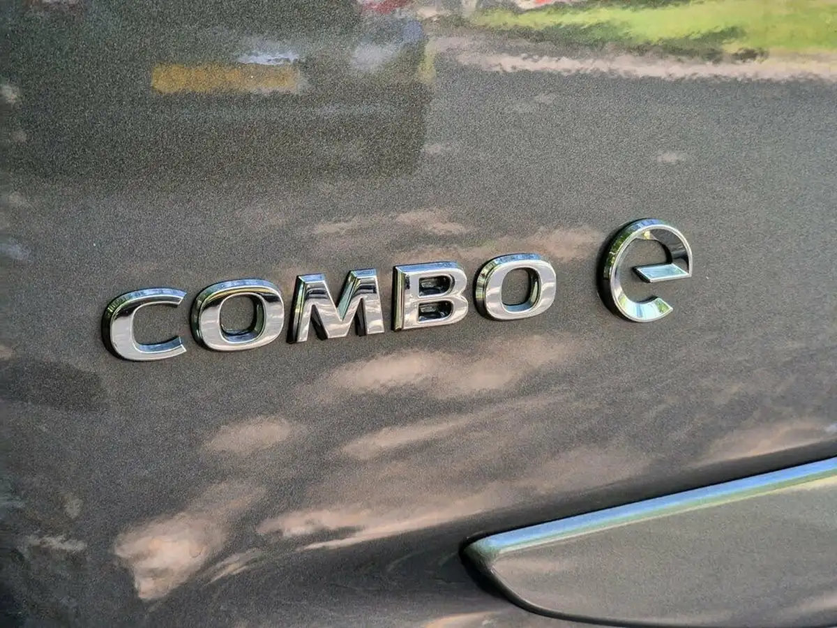 2023-vauxhall-combo-life-e-design-xl-big-41