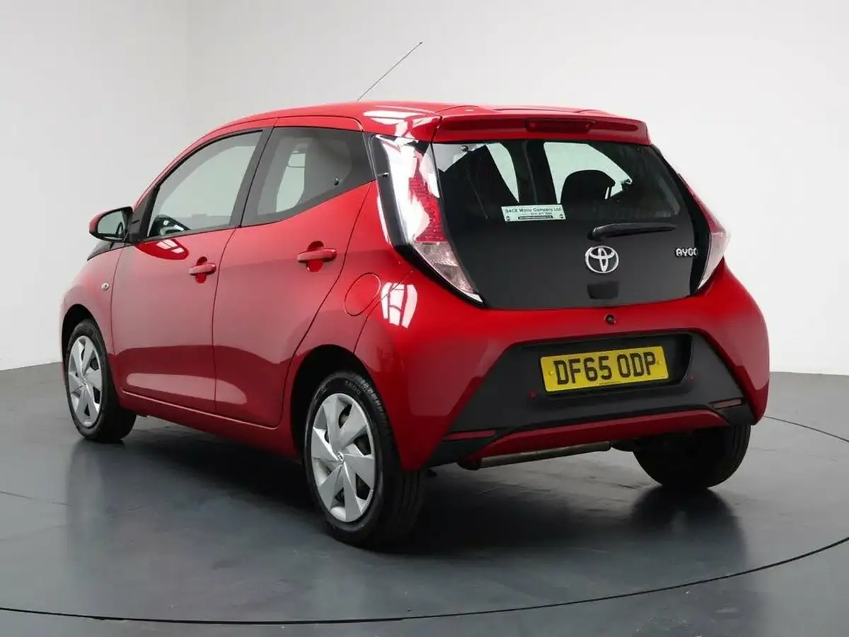 2015-toyota-aygo-10-vvt-i-x-play-5d-x-shift-big-8