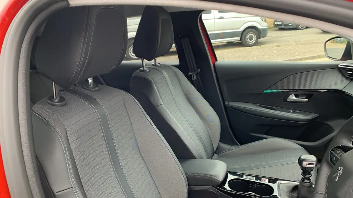 2023-peugeot-208-12-puretech-allure-premium-100ps-big-42