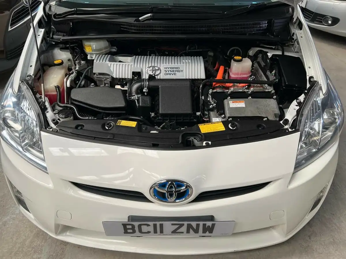 2011-toyota-prius-big-30