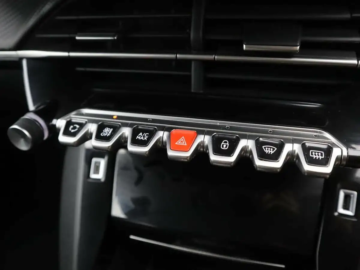 2023-peugeot-208-12-puretech-allure-premium-100ps-eat8-big-28