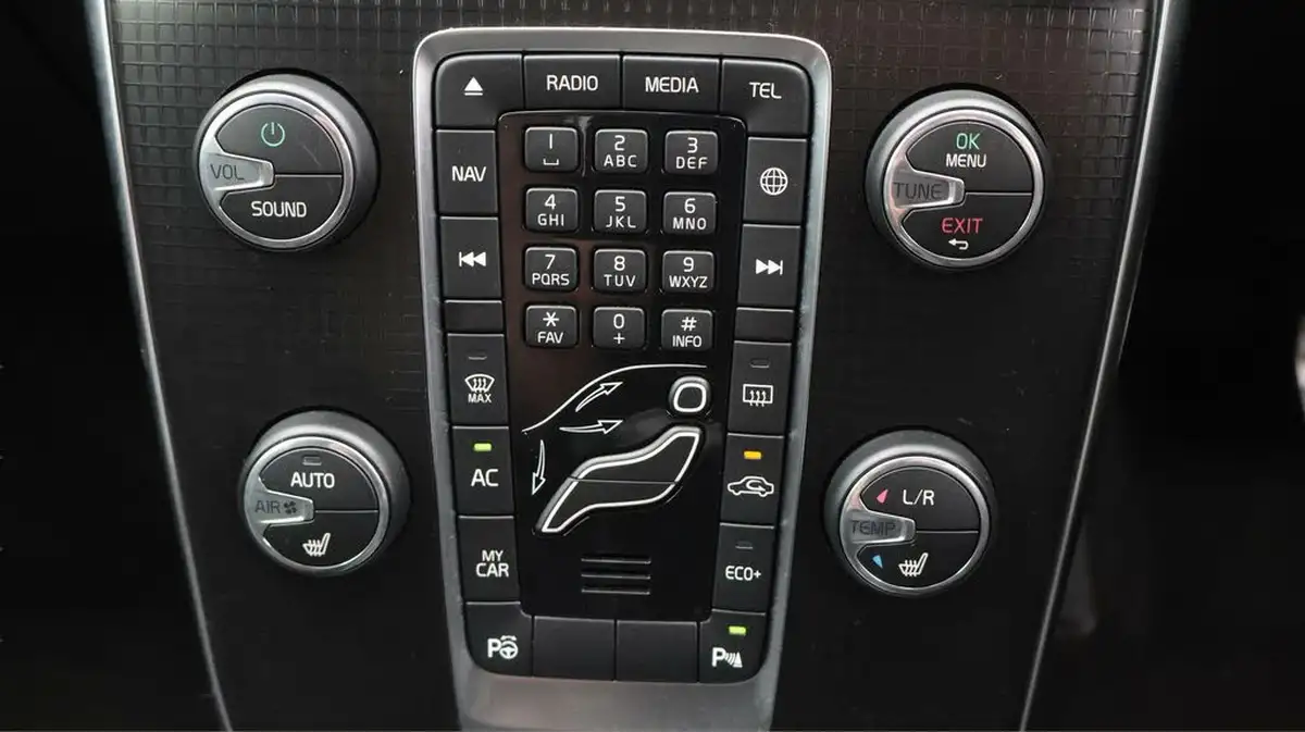 2018-volvo-v40-15-t2-r-design-nav-plus-big-11