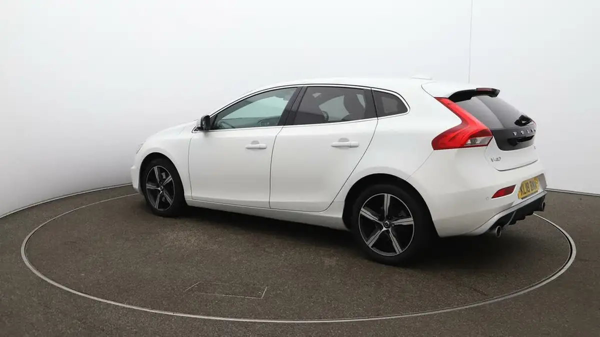 2018-volvo-v40-15-t2-r-design-nav-plus-big-35