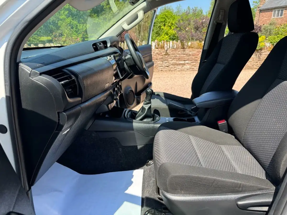 2019-toyota-hi-lux-24d-4d-active-150hpeu6dt-e-32t-double-pick-up-big-11