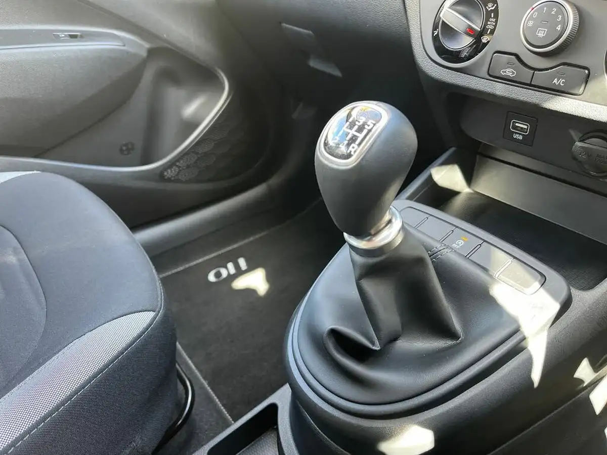 2021-hyundai-i10-10-se-connect-big-18