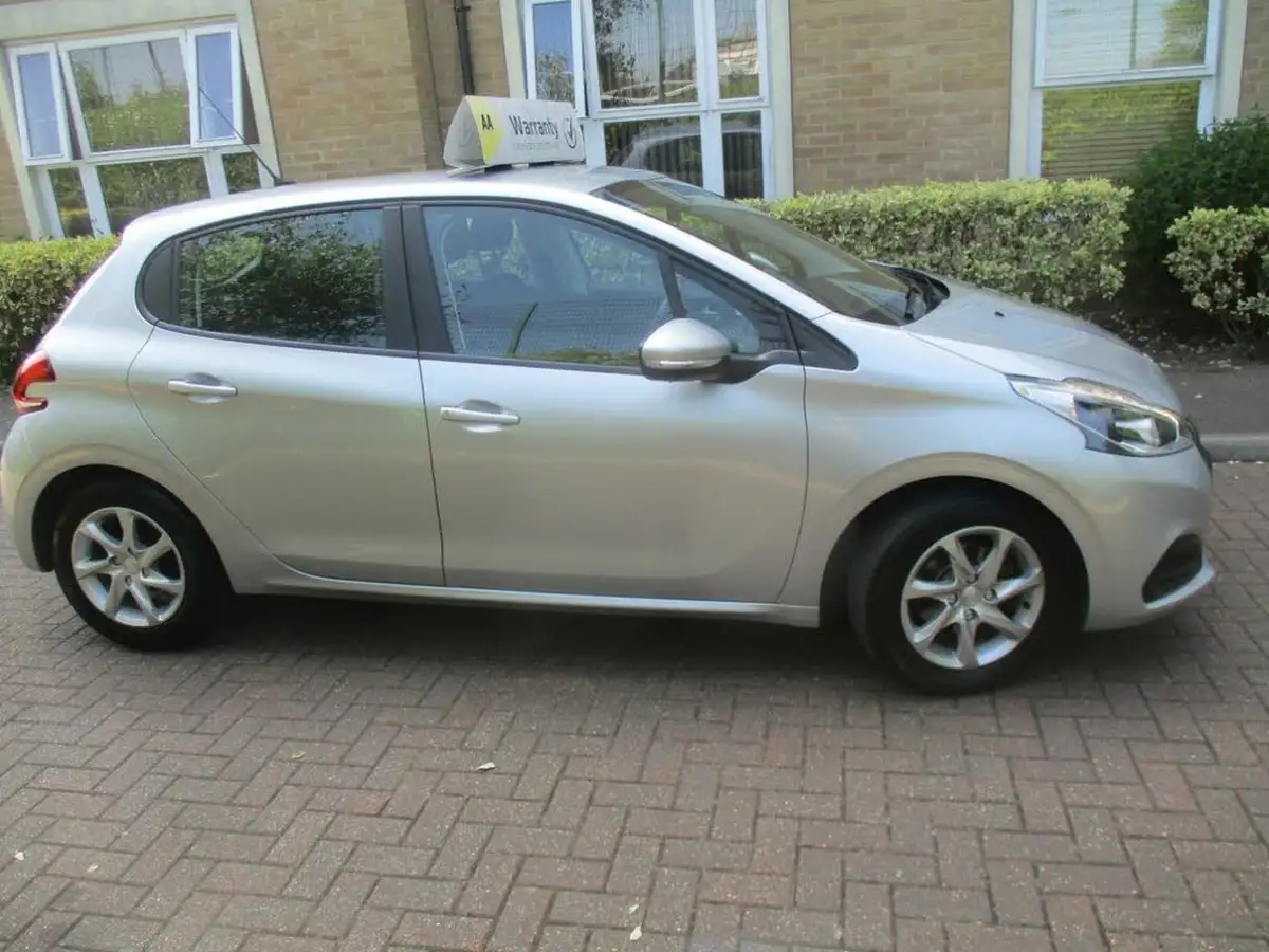 2017-peugeot-208-12-puretech-active-82bhp-5d-big-8