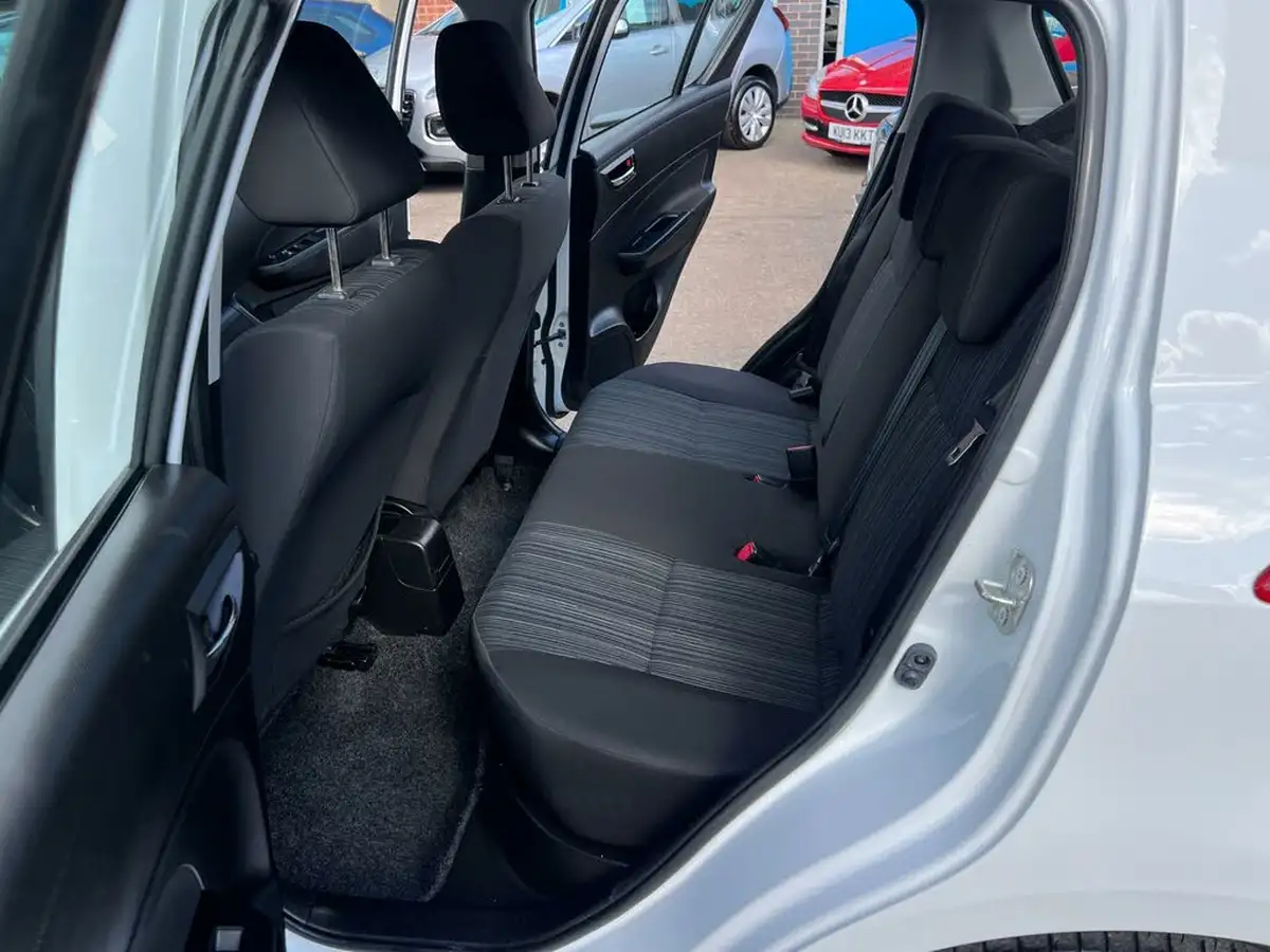 2017-suzuki-swift-12-sz2-5d-big-4