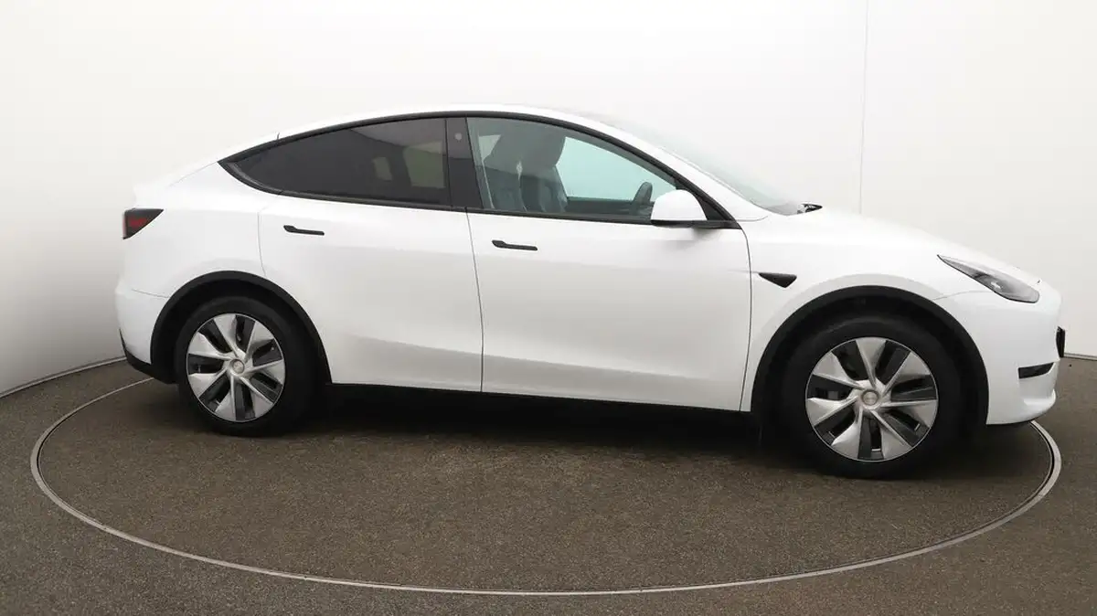 2023-tesla-model-y-e-rwd-big-47