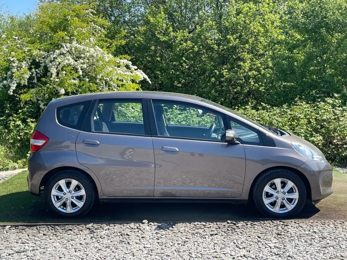 2011-honda-jazz-14-es-big-2
