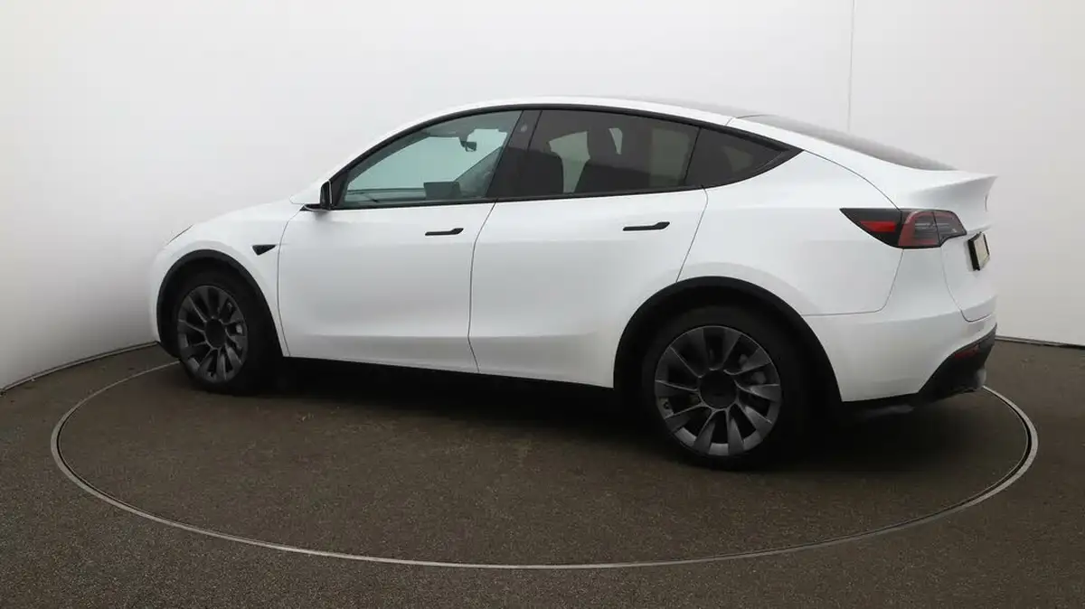 2023-tesla-model-y-e-long-range-big-44