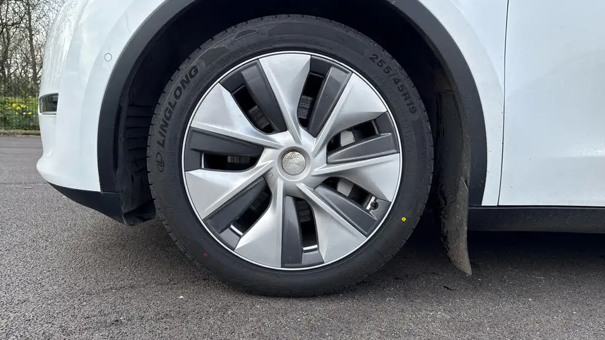 2022-tesla-model-y-e-long-range-big-16