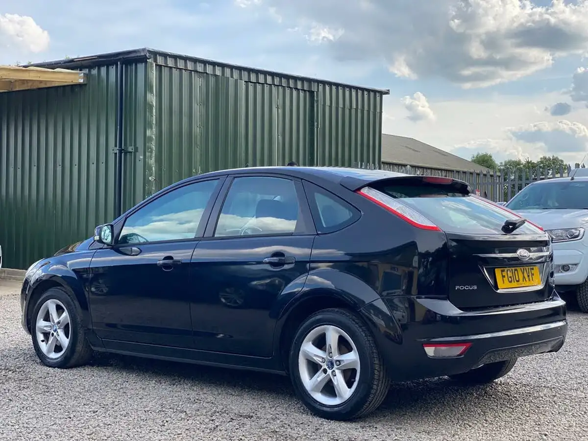 2010-ford-focus-16-zetec-hatchback-5d-big-3
