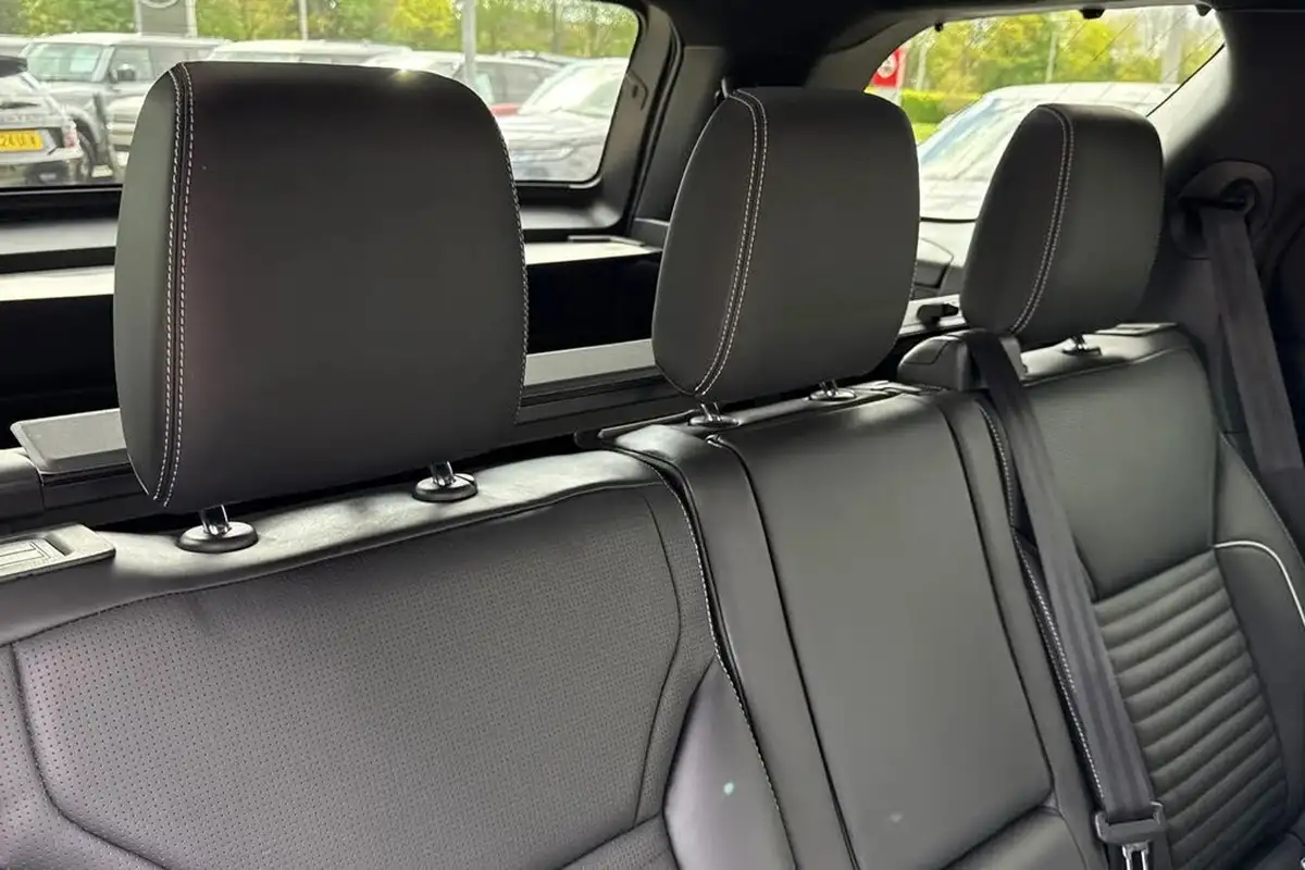 2023-land-rover-discovery-30-d300-dynamic-hse-big-36