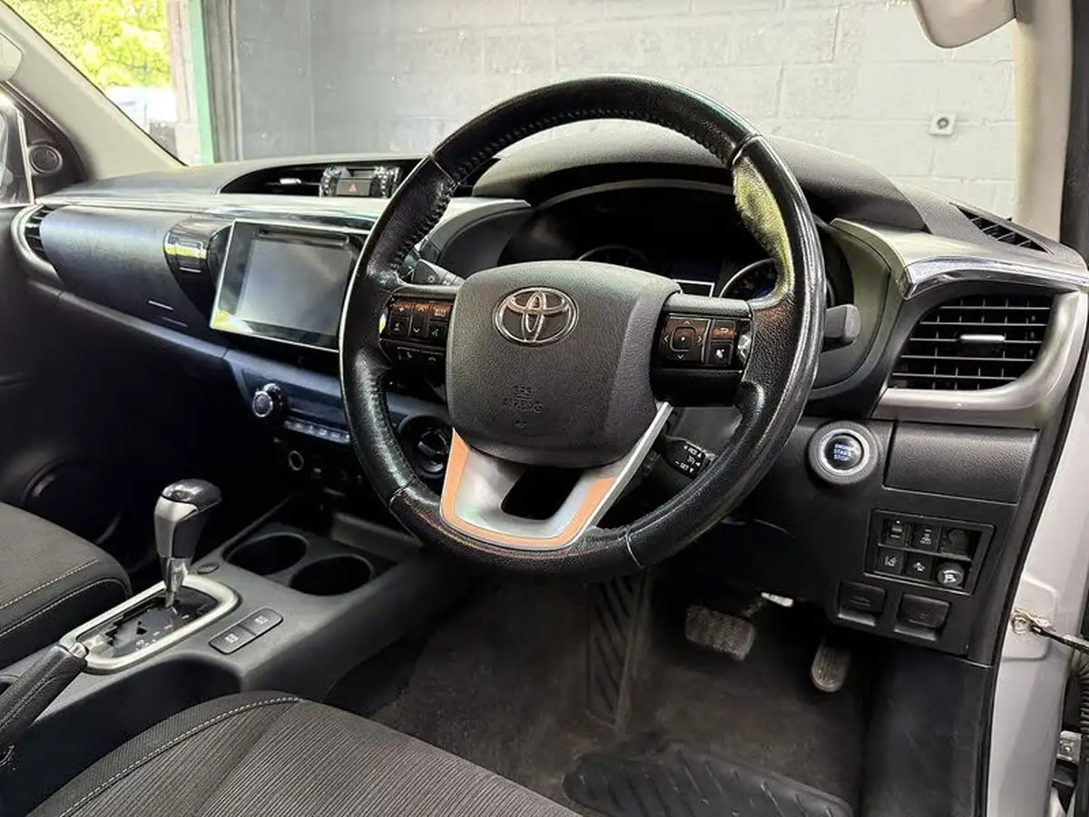 2018-toyota-hi-lux-24d-invincible-ss-auto-big-23