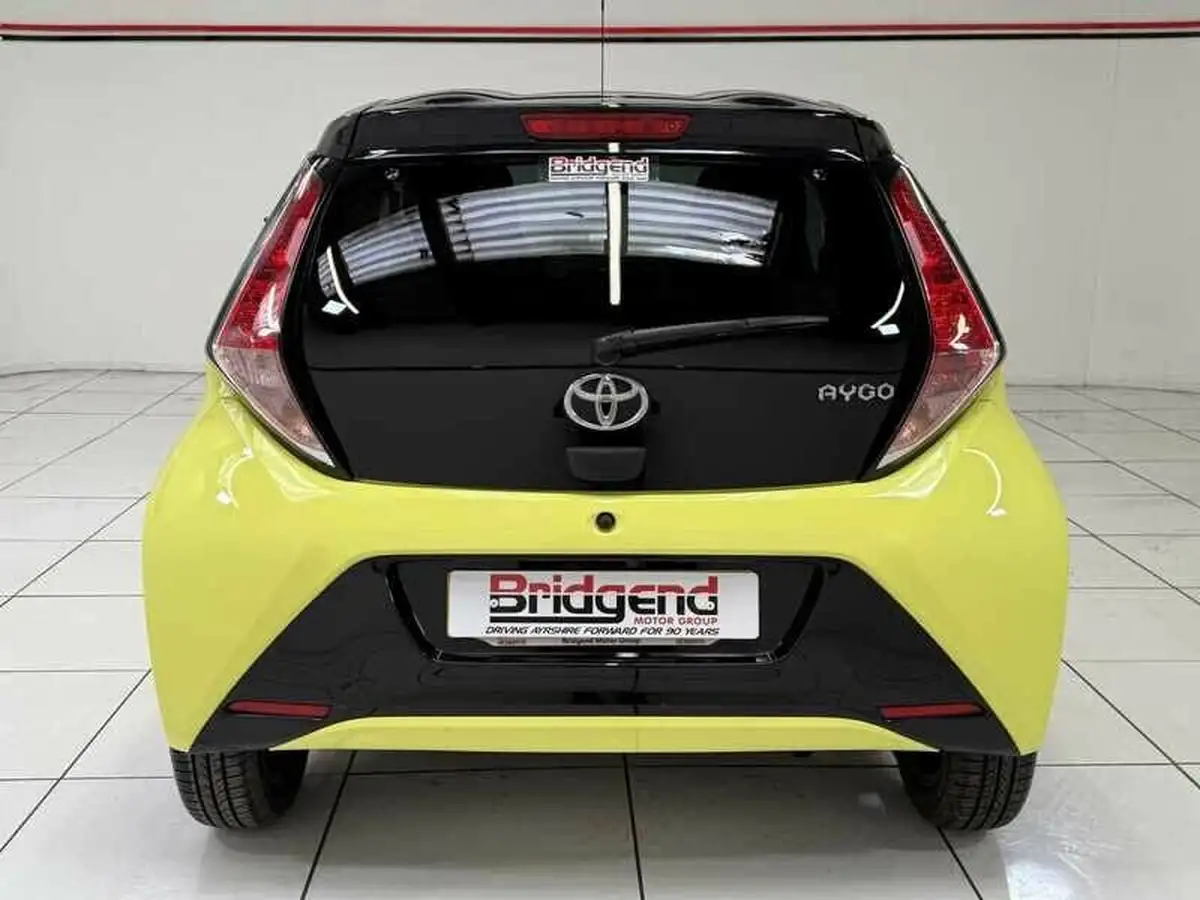2017-toyota-aygo-10-vvt-i-x-cite-3-bi-tone-yellow-5d-big-4