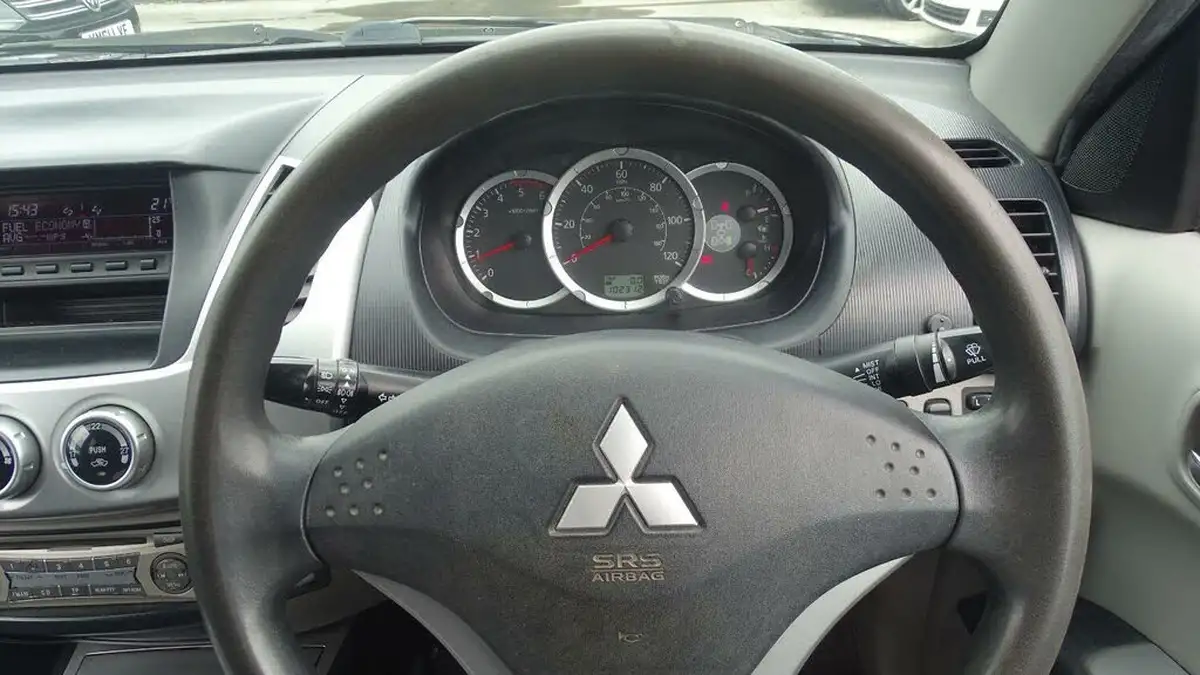2010-mitsubishi-l200-25td-trojan-big-52