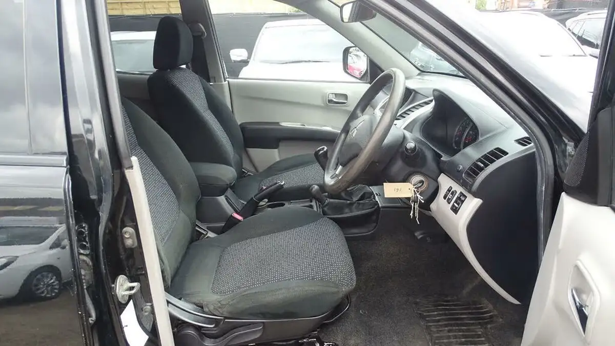 2010-mitsubishi-l200-25td-trojan-big-24