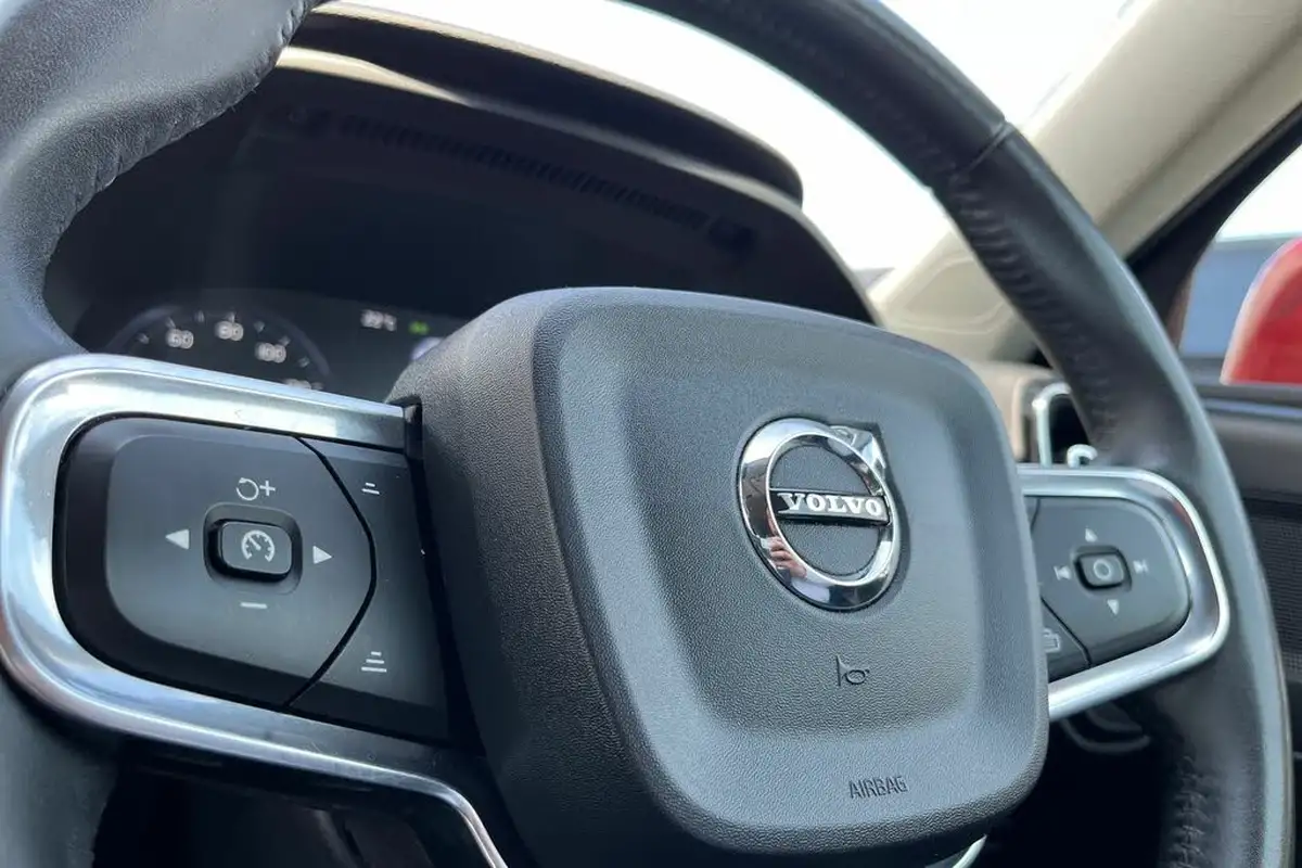2018-volvo-xc40-15-t3-momentum-big-22